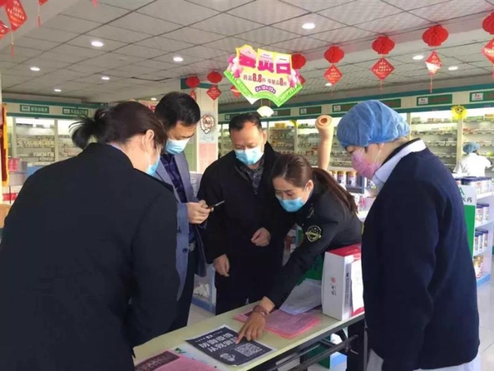 圖為該局執(zhí)法人員在一家藥店檢查。 (2)