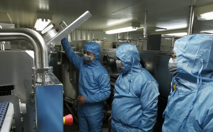 圖為劉文斌與武漢分局工作人員在國藥集團(tuán)進(jìn)行武漢血液制品現(xiàn)場檢查。（武漢分局供圖）