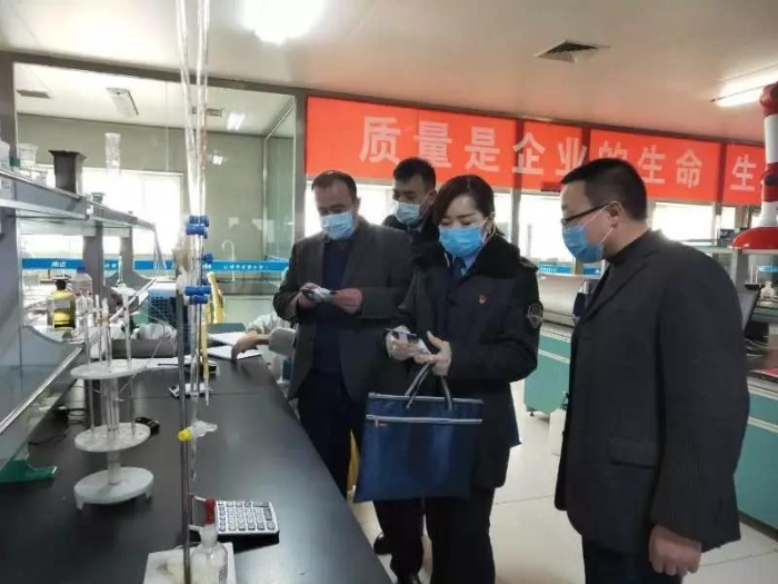 圖為喀什地區(qū)市場監(jiān)管局執(zhí)法人員正在檢查一家食品生產(chǎn)企業(yè)。（趙雅琴 攝）