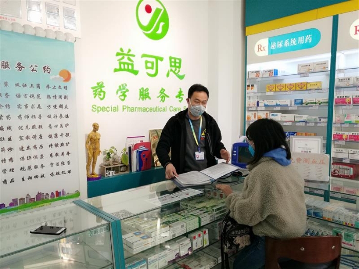 張永貴堅(jiān)守在藥店一線。