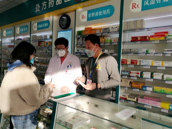 　張永貴堅(jiān)守在藥店一線。