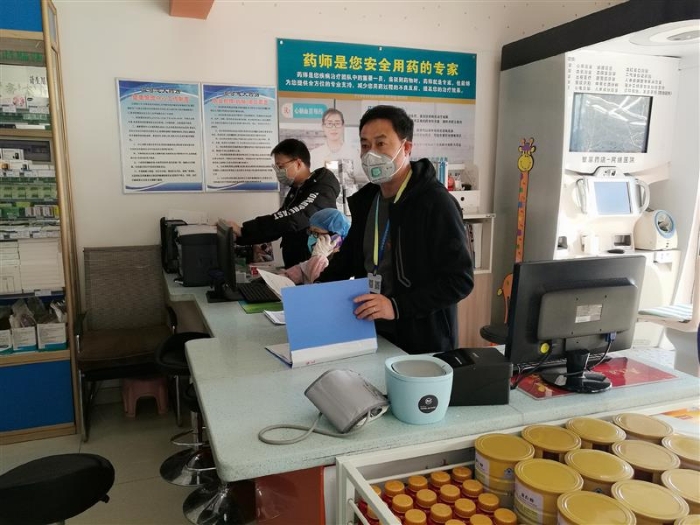 張永貴堅(jiān)守在藥店一線。3