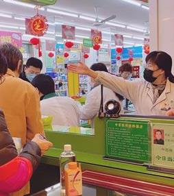 陸萍在指導(dǎo)顧客有序購(gòu)買防護(hù)用品。