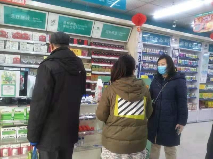 　李洋為慢病患者提供咨詢服務(wù)。