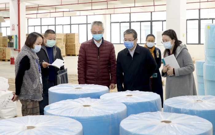 圖為監(jiān)管人員深入企業(yè)了解防控用品生產(chǎn)物資儲(chǔ)備情況。程奇攝