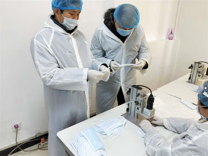 新疆維吾爾自治區(qū)藥監(jiān)局特派員余俊華（左）在企業(yè)指導(dǎo)工作，解決企業(yè)生產(chǎn)中遇到的難題。（馬少賓 攝）