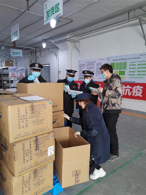 圖為該局執(zhí)法人員在檢查抗疫產(chǎn)品。