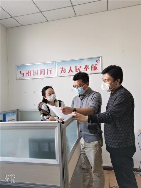 圖為該局工作人員在討論相關(guān)抗疫事宜。
