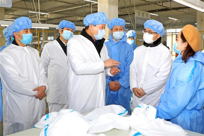 圖為陜西省藥監(jiān)局黨組書(shū)記、局長(zhǎng)應(yīng)宏鋒（左三）一行赴醫(yī)用防護(hù)用品生產(chǎn)企業(yè)督導(dǎo)檢查。（趙光 攝）