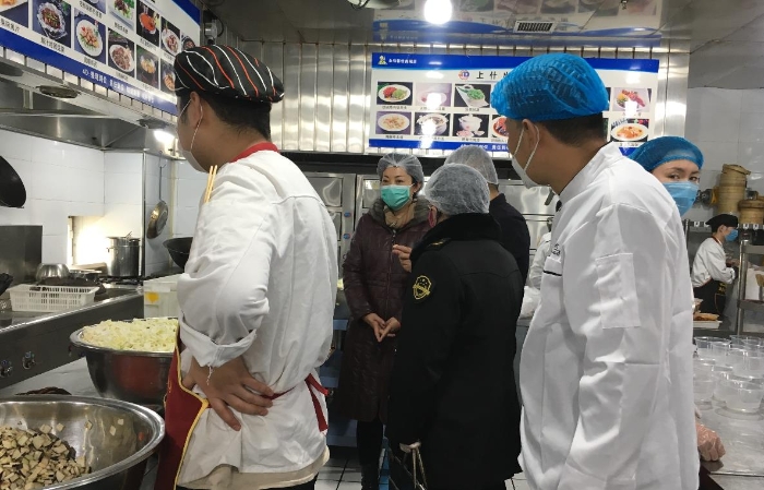 哈密市市場監(jiān)管人員開展現(xiàn)場檢查。