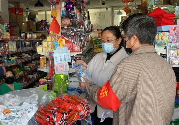 獨山子區(qū)市場監(jiān)管人員開展現(xiàn)場檢查。