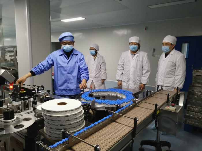 圖為湖北省藥監(jiān)局武漢分局執(zhí)法人員在一家藥品生產(chǎn)企業(yè)檢查。（湖北省藥監(jiān)局武漢分局供圖）