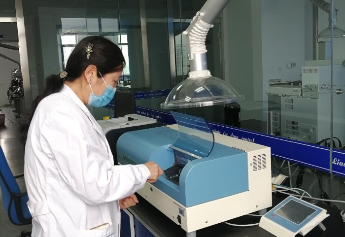 圖為化妝品檢驗(yàn)人員在進(jìn)行檢驗(yàn)。（遼寧省藥檢院供圖）