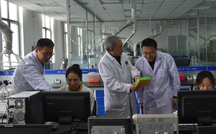 圖為化妝品檢驗(yàn)人員在討論工作（遼寧省藥檢院供圖）.