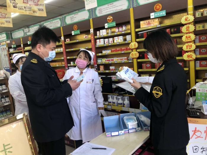 圖為濟(jì)南市歷城區(qū)市場(chǎng)監(jiān)管局藥械監(jiān)管科執(zhí)法人員對(duì)山東建聯(lián)盛嘉中藥有限公司花園路分店進(jìn)行飛行檢查。（歷城區(qū)市場(chǎng)監(jiān)管局供圖）