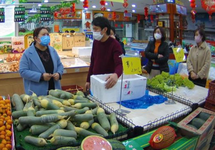 圖為張建新（左一）在工作中。