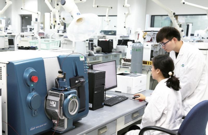 上海市食藥檢所中藥室技術(shù)人員在進(jìn)行中藥中農(nóng)藥殘留量檢測。