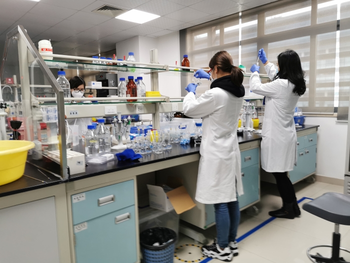 圖為深圳藥檢院工作人員正在實(shí)驗(yàn)室檢驗(yàn)。