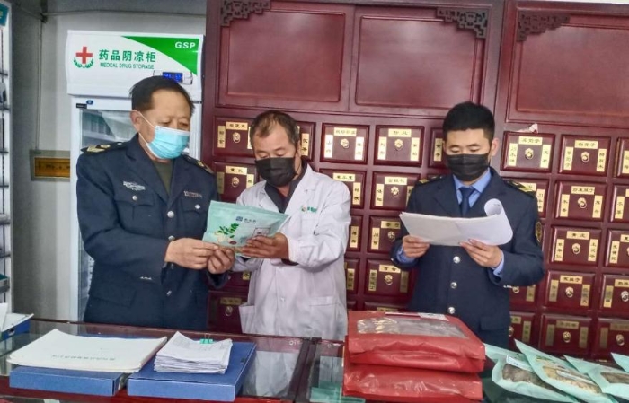 科左后旗市場監(jiān)督管理局監(jiān)管人員檢查藥店中藥飲片銷售情況。科左后旗市場監(jiān)督管理局供圖