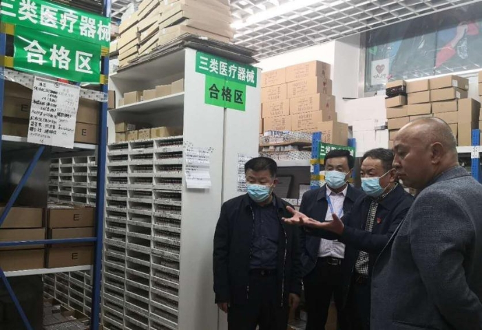 調(diào)研組正在對(duì)醫(yī)療器械經(jīng)營企業(yè)進(jìn)行檢查。（楊鴻雁 攝）