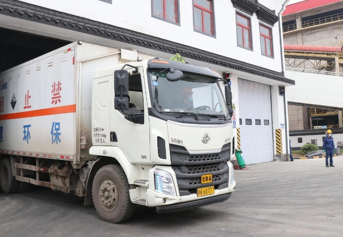 圖為集中銷毀活動現(xiàn)場。