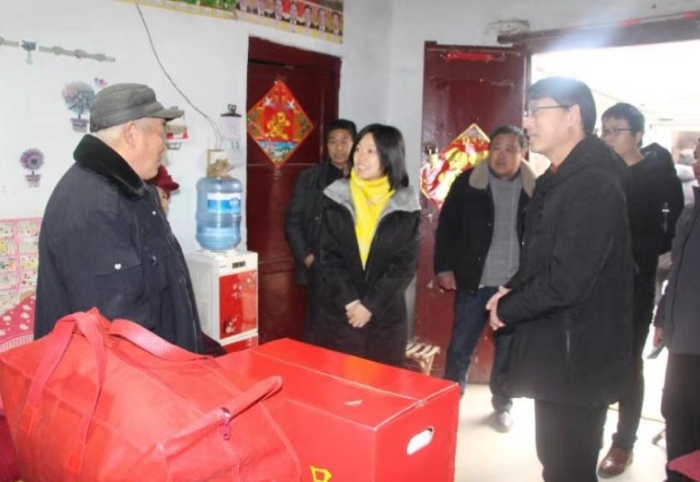 張艷琴（中）深入鎮(zhèn)村一線走訪。