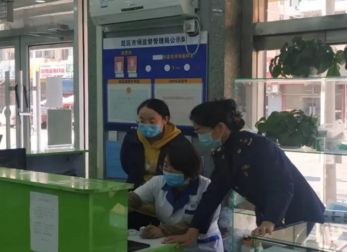 該局監(jiān)管人員正在藥品流通企業(yè)檢查特殊藥品管理制度。昆都侖區(qū)市場(chǎng)監(jiān)管局供圖