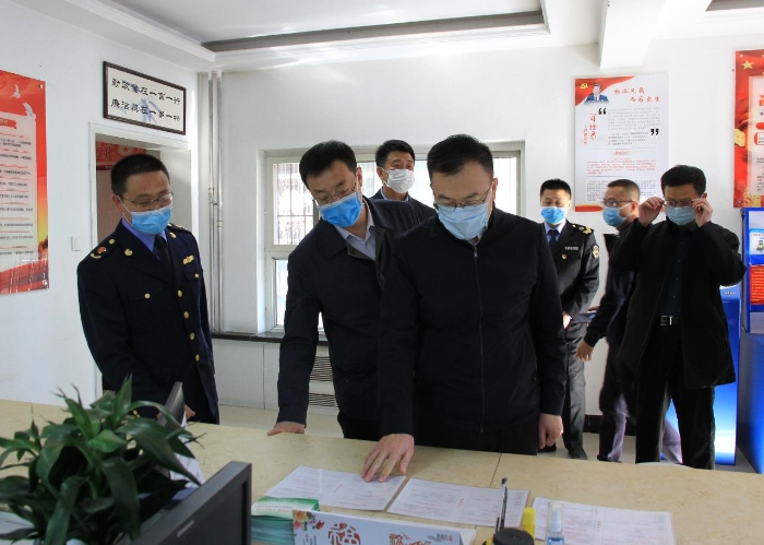 圖為山西省藥品監(jiān)管局黨組書記、局長贠亞明(中)在大同調(diào)研藥品安全智慧監(jiān)管情況。