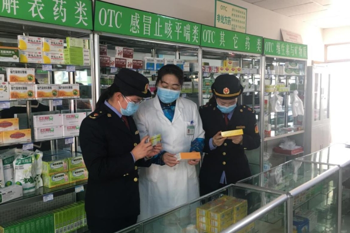 該局監(jiān)管人員正在藥品經(jīng)營(yíng)企業(yè)檢查該企業(yè)藥品儲(chǔ)存情況。