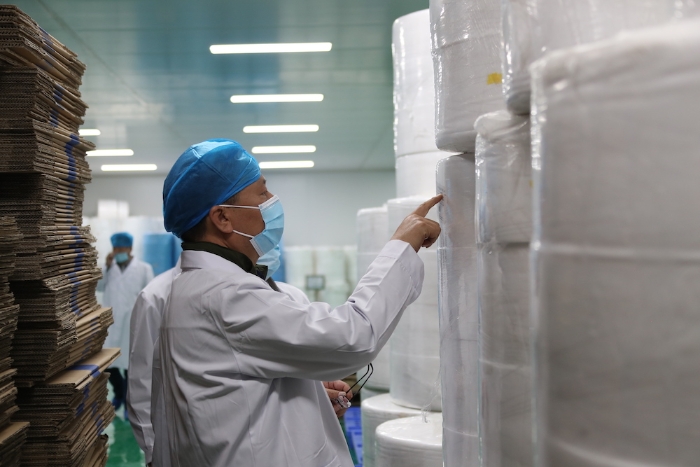 “五_一”小長(zhǎng)假期間，新疆維吾爾自治區(qū)藥監(jiān)局黨組書(shū)記、局長(zhǎng)張鈺祥 帶隊(duì)赴哈密市調(diào)研口罩生產(chǎn)企業(yè)。（馬少賓攝）