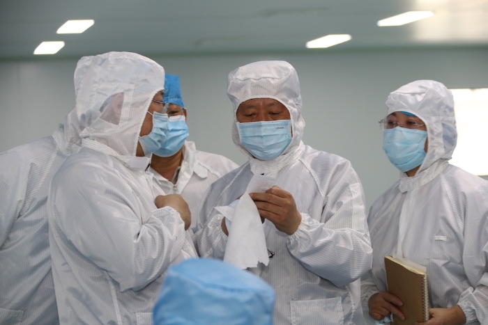 “五_一”小長(zhǎng)假期間，新疆維吾爾自治區(qū)藥監(jiān)局黨組書(shū)記、局長(zhǎng)張鈺祥（右二）帶隊(duì)赴哈密市調(diào)研口罩生產(chǎn)企業(yè)。（馬少賓攝）