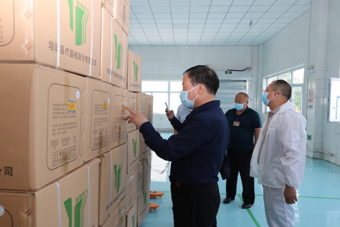“五_一”小長(zhǎng)假期間，新疆維吾爾自治區(qū)藥監(jiān)局黨組書(shū)記、局長(zhǎng)張鈺祥（左一）帶隊(duì)赴哈密市調(diào)研口罩生產(chǎn)企業(yè)。（馬少賓攝）