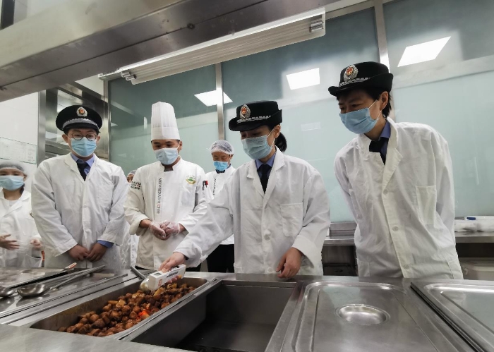 海淀區(qū)市場(chǎng)監(jiān)管局監(jiān)管人員測(cè)試菜品中心溫度。（中國食品藥品網(wǎng)記者王曉冬 攝）