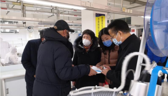 李璐（右二）督導(dǎo)期間聽取煙臺舒朗公司負(fù)責(zé)人醫(yī)用防護(hù)服改進(jìn)設(shè)計的介紹。