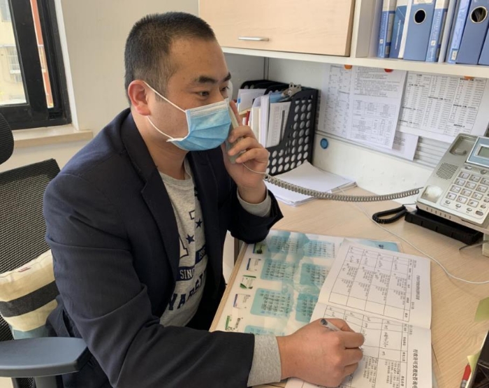 工作人員耐心解答行政相對(duì)人電話咨詢