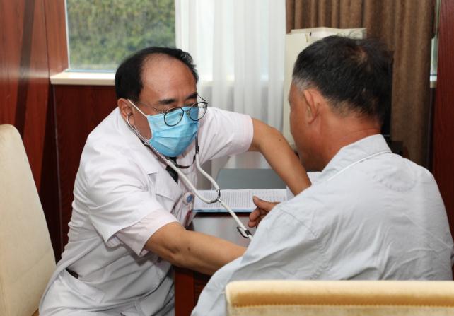 圖為彭大為為患者檢查。