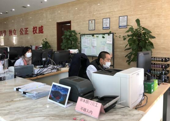 梁靜和王杉在辦理抗疫應(yīng)急檢驗收檢登記業(yè)務(wù)
