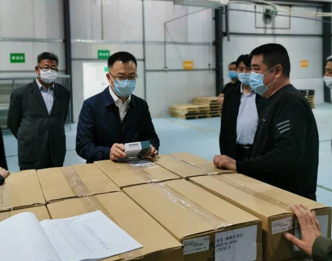 山西省藥品監(jiān)督管理局黨組書記、局長(zhǎng)贠亞明（左二）在藥品經(jīng)營(yíng)單位調(diào)研藥品倉(cāng)儲(chǔ)以及藥品安全管理情況