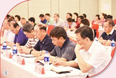 圖為學(xué)員們?cè)谧x書班上認(rèn)真聽講。