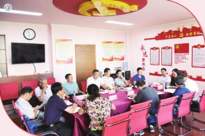 圖為學(xué)員們?cè)邳h校資料室交流研討。