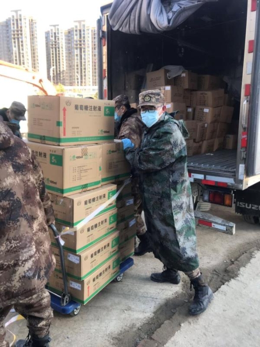 圖四為朱捷在武漢搬運藥品照片 圖四為朱捷在武漢搬運藥品照片