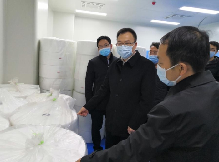 山西省藥監(jiān)局黨組書記、局長贠亞明（左二）帶隊指導(dǎo)幫扶企業(yè)