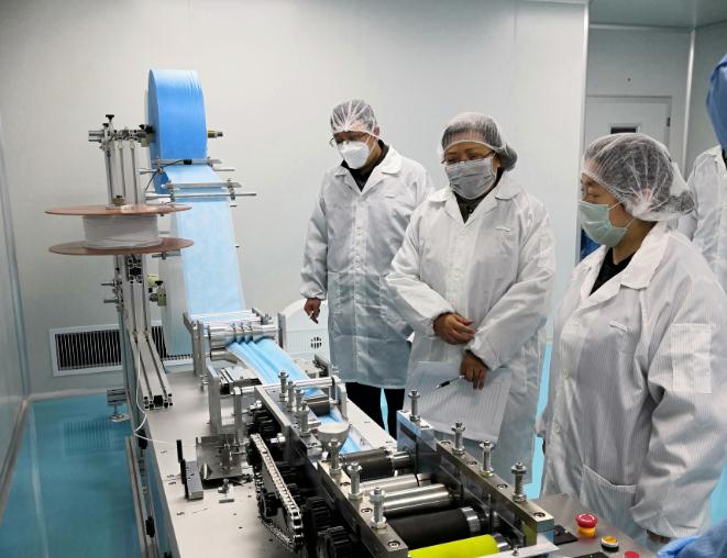 技術(shù)指導(dǎo)組對口罩生產(chǎn)企業(yè)現(xiàn)場指導(dǎo)。