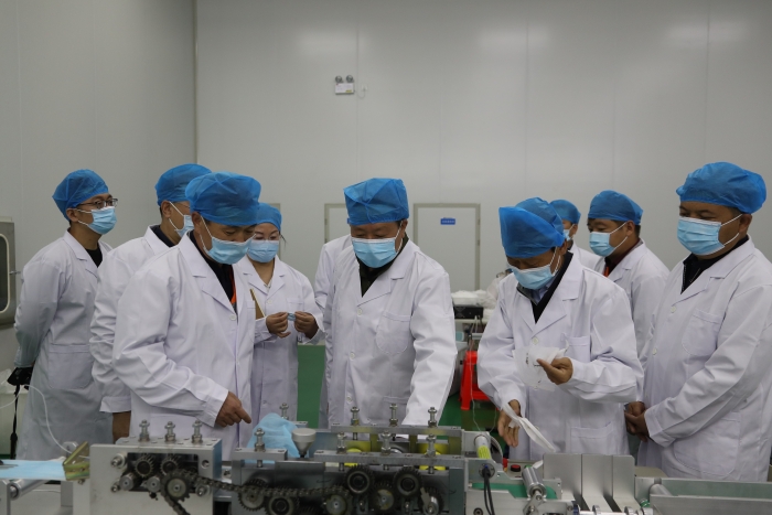 “五_一”小長假期間，新疆維吾爾自治區(qū)藥監(jiān)局黨組書記、局長張鈺祥（中）帶隊赴哈密市調(diào)研口罩生產(chǎn)企業(yè)。