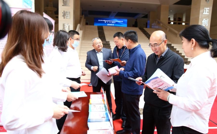 該局在啟動儀式結(jié)束后，為參加啟動儀式人員現(xiàn)場發(fā)放化妝品科普宣傳周資料。中國食品藥品網(wǎng)記者楊燕攝