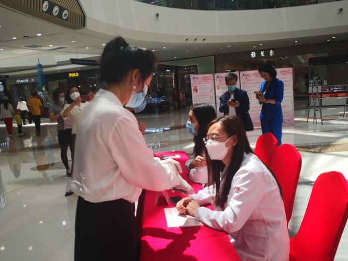 皮膚科專家現(xiàn)場義診。（陳陽 攝）