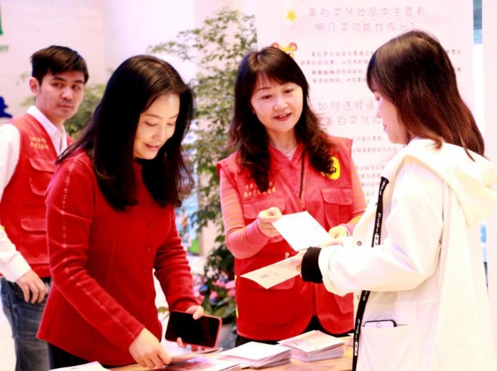 貴陽(yáng)市市場(chǎng)監(jiān)管局工作人員在線(xiàn)下發(fā)放資料開(kāi)展宣傳工作