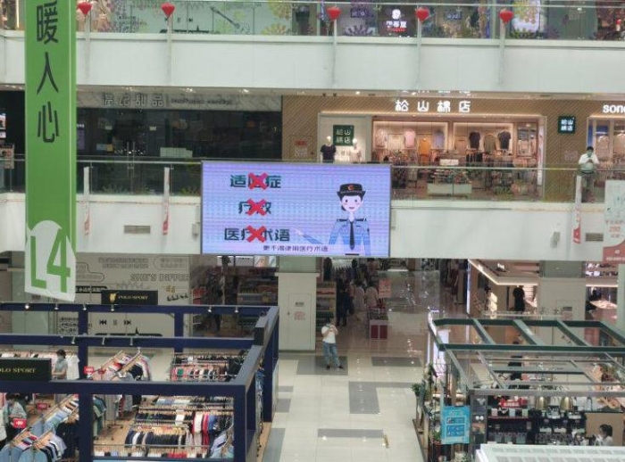 圖為海淀區(qū)市場監(jiān)管局在商業(yè)繁華地區(qū)、社區(qū)等，為化妝品科普宣傳“布局”造勢。