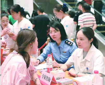 圖為浙江省藥監(jiān)局聯(lián)合醫(yī)療機構(gòu)向群眾提供安全用妝咨詢。浙江省藥監(jiān)局供圖
