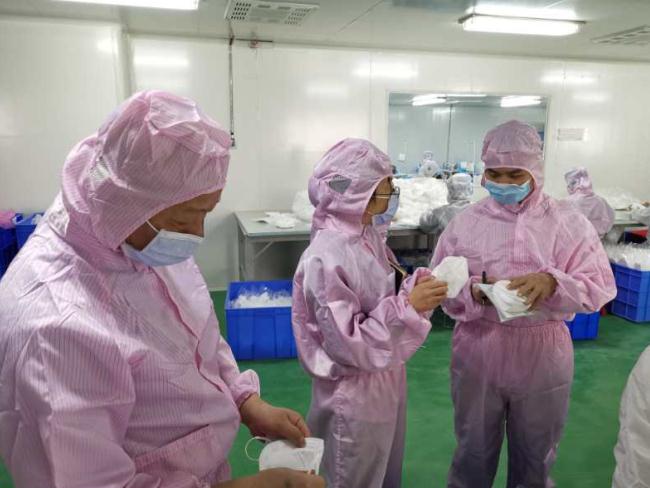 檢查員在車間檢查 檢查員在車間檢查